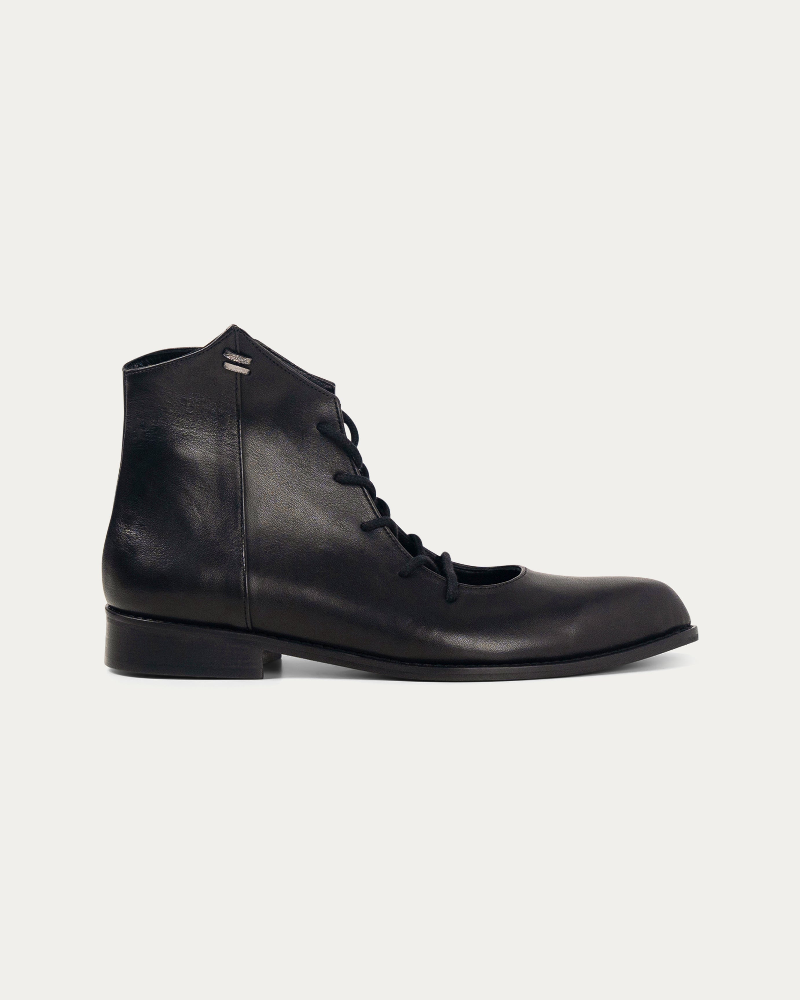 Nola black boot